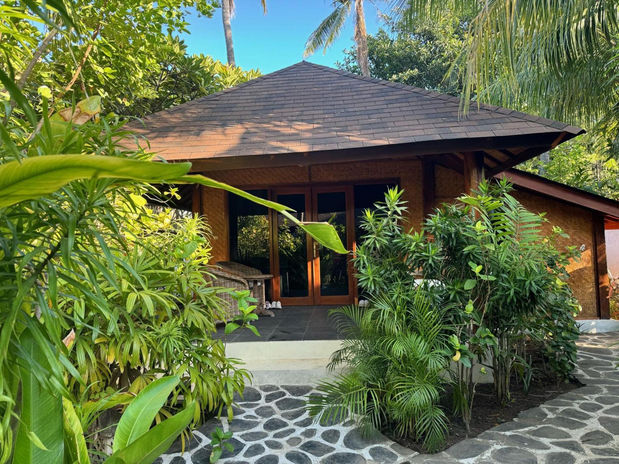 Scallywags Beach Club Gili Air Exterior photo