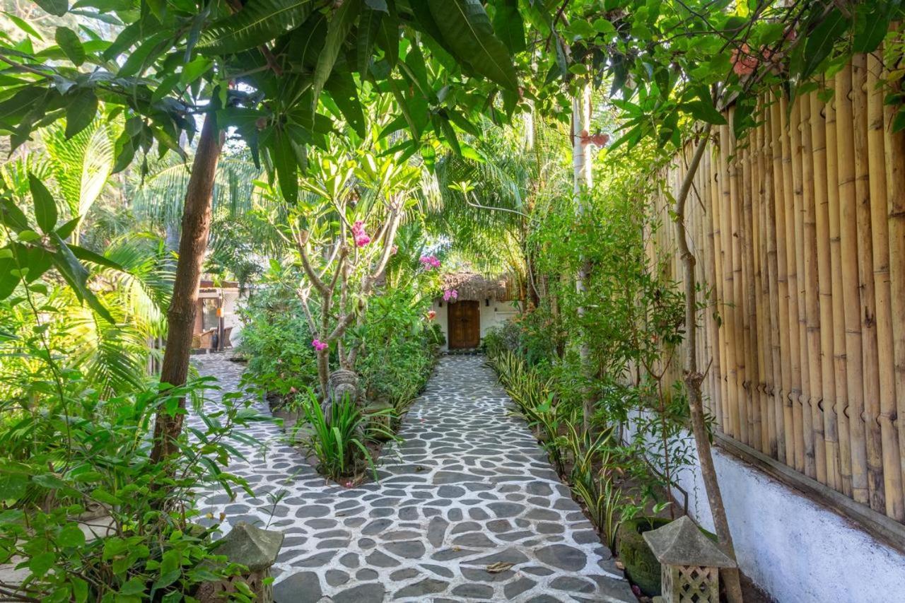 Scallywags Beach Club Gili Air Exterior photo
